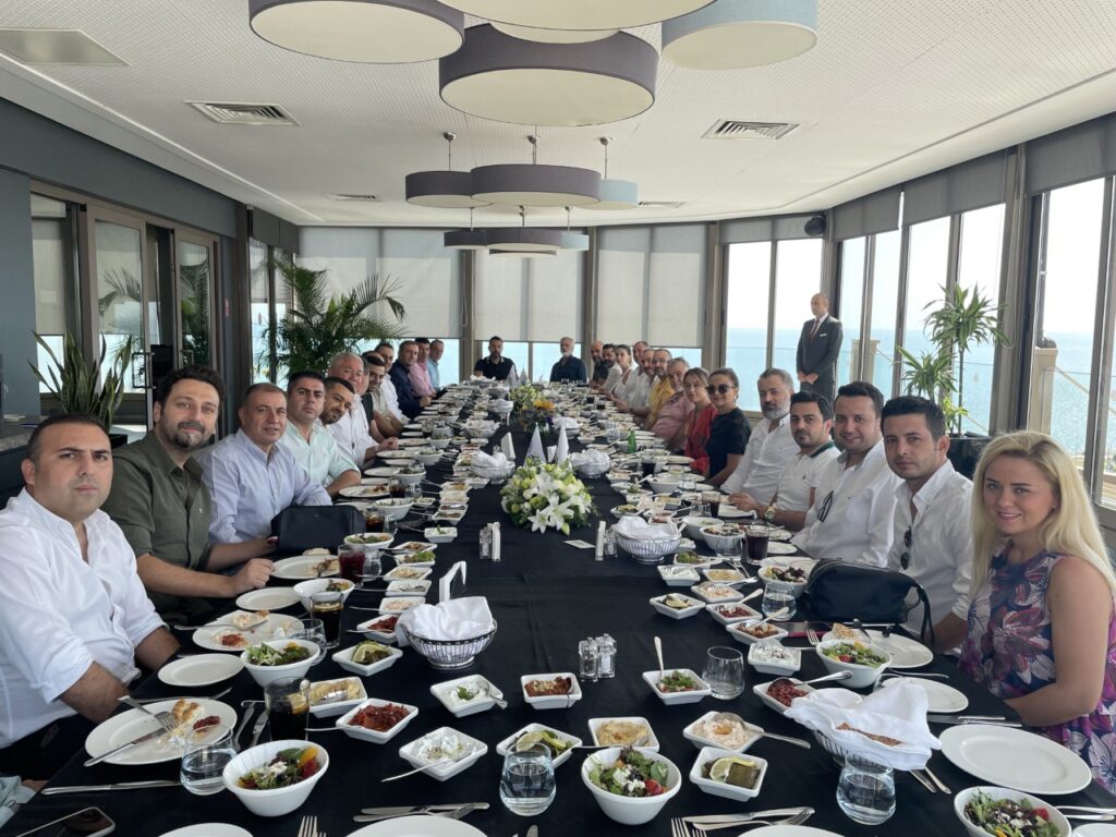 MERSİN BEŞİKTAŞLILAR DERNEĞİ YENİ ÜYELERİ DİVAN OTELDE DÜZENLENEN ÖĞLE YEMEĞİNDE BİR ARAYA GELDİ