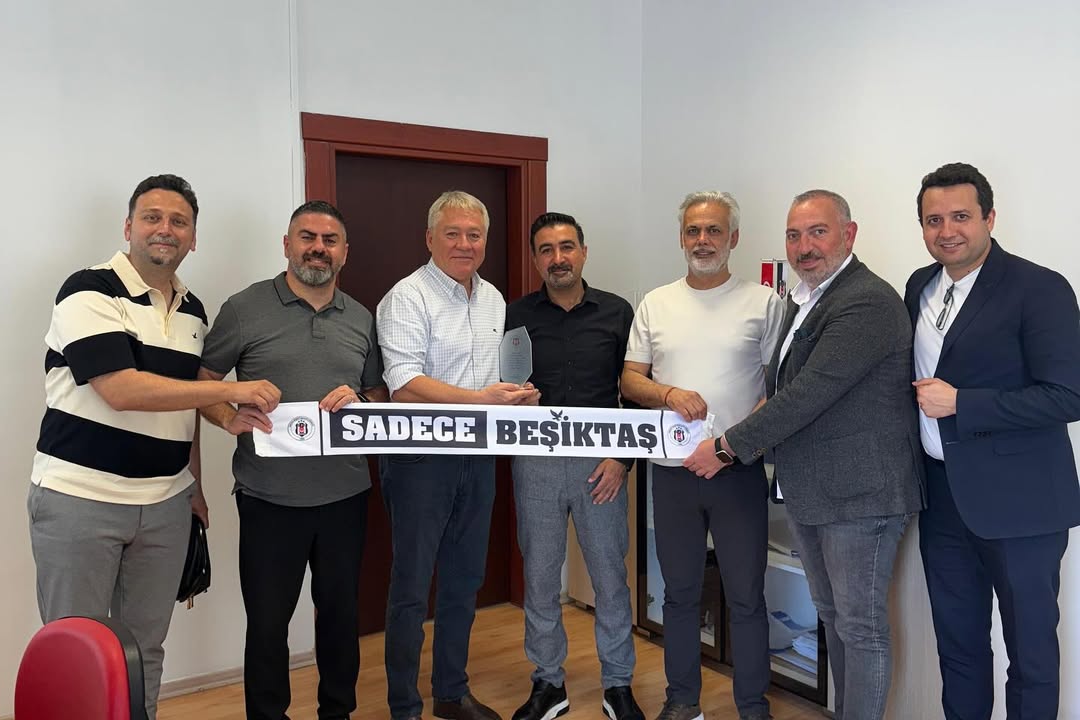 Mersin Beşiktaş 100.Yıl parkının yenilenmesinde desteklerini esirgemeyen, yenilenmesinde çok büyük emekleri olan Yenişehir Belediye Başkanı Abdullah ÖZYİĞİT ve Yenişehir Fen İşleri Müdürü Emre Gökhan YILDIRIM’ı makamlarında ziyaret ederek plaketlerini takdim ettik. Ziyaretimizde Dernek Başkanımız Ufuk ONUK, katkılarından dolayı Başkan Abdullah ÖZYİĞİT ve Emre Gökhan YILDIRIM’a teşekkür ederek görevlerinde başarılar diledi.