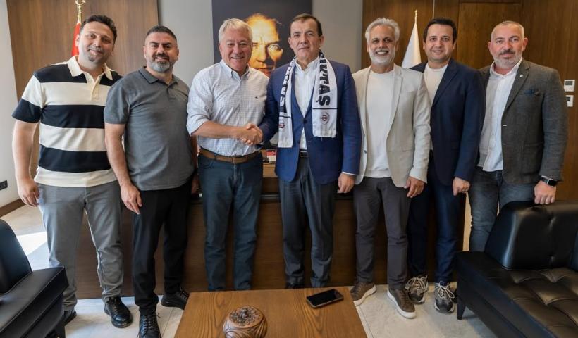 Mersin Beşiktaş 100.Yıl parkının yenilenmesinde desteklerini esirgemeyen, yenilenmesinde çok büyük emekleri olan Yenişehir Belediye Başkanı Abdullah ÖZYİĞİT ve Yenişehir Fen İşleri Müdürü Emre Gökhan YILDIRIM’ı makamlarında ziyaret ederek plaketlerini takdim ettik. Ziyaretimizde Dernek Başkanımız Ufuk ONUK, katkılarından dolayı Başkan Abdullah ÖZYİĞİT ve Emre Gökhan YILDIRIM’a teşekkür ederek görevlerinde başarılar diledi.